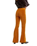 Pantalón acampanado de terciopelo color verde oscuro, con textura acanalada dispuesta en patrón chevron.