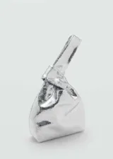 Bolso de mano dorado con diseño tipo saco, sin cierre y forro interior.