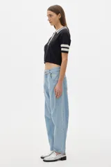 Pantalón jean slouchy de tiro medio, estilo mom, color gris oscuro con lavado suave. Presenta un bordado de estrella en el bolsillo delantero.