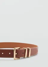 Cinturón negro de cuero con hebilla cuadrada dorada.