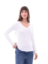 Remera blanca de algodón con cuello en V y mangas largas.