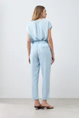 Pantalón celeste de lyocell, tipo pijama, con cintura elástica y corte recto.