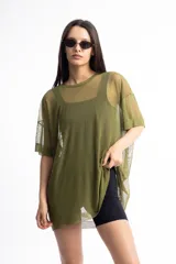 Remerón de tul negro, de talle único y corte suelto.