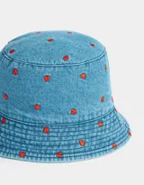 Piluso de denim celeste con bordado de corazones rojos.