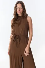 Mono largo negro con cuello alto, sin mangas y corte holgado.