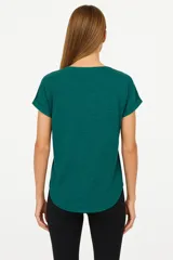 Remera verde esmeralda de manga corta, corte holgado y cuello redondo.