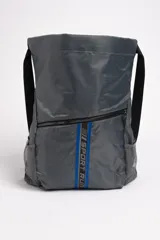 Mochila gris oscuro con cierre de cordón ajustable y tiras negras. Tiene un bolsillo frontal con cierre y dos bolsillos laterales de red.