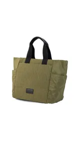 Cartera negra tipo tote bag con diseño capitoneado, doble asa corta y correa larga ajustable. Incluye bolsillos laterales y bolsillo frontal amplio.