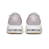 Zapatillas deportivas de mujer con diseño inspirado en el clásico Air Max 90, con líneas alargadas y proporciones distorsionadas.