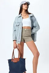 Short de jean color beige, con calce medio, bolsillos funcionales y tajos pequeños en el ruedo.