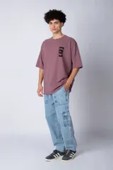 Remera verde militar de corte oversize con estampado negro en el frente.