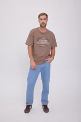 Remera marrón de manga corta y cuello redondo, con estampado frontal que dice 'Superior The Quality Denim Studios 19 90 Cut Form The Finest Cloth. Patented Jack & Jones Premium'.