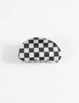 Broche para el pelo con diseño cuadriculado en blanco y negro.