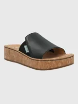 Sandalia de cuero color negro con plataforma de corcho y ajuste elástico.