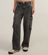 Pantalón recto de jeans color gris oscuro, con bolsillos cargo laterales y cintura con trabillas.