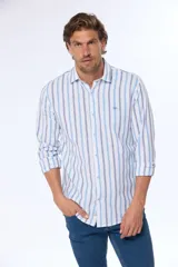Camisa de manga larga con cuello abotonado, confeccionada en lino a rayas verticales azules y grises.