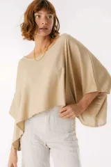 Blusa color beige de lino, de corte holgado y mangas cortas.
