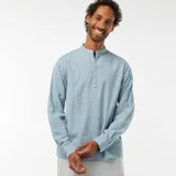 Camisa celeste de manga larga con cuello mao y cierre parcial con botones.
