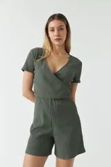 Mono corto color verde militar, con escote en V cruzado y mangas cortas.