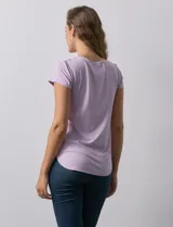 Remera verde de modal, marca Cupio, con cuello a la base, manga corta y terminación de ruedo redondeado.