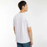 Camiseta blanca de manga corta con cuello redondo y textura jacquard.