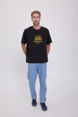 Camiseta negra de manga corta con cuello redondo y estampado amarillo con la frase "I'll Be Back" y un sol con cara.