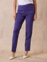 Pantalón verde esmeralda de gabardina elastizada marca Zac & Rachel, con pretina ancha con faja interna modeladora, largo de pierna con costura frontal pespunteada y trasera con bolsillos ojal simulados.