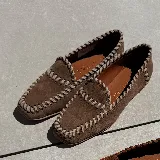 Mocasines marrones de cuero vacuno con detalle de tientos de cuero pasados a mano.