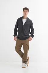 Campera negra de tejido de punto, con cuello alto, cierre frontal y mangas largas.