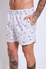Short de baño celeste con estampado de motivos playeros en azul marino.
