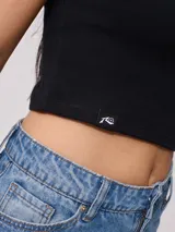 Top corto blanco de algodón con cuello alto.