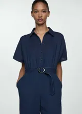 Mono largo azul de bambula, con cuello camisero, manga corta, cinturón ajustable, bolsillos laterales y cierre frontal con botones.
