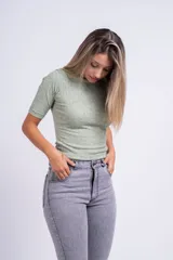 Polera negra de tejido de punto acanalado, con cuello redondo y mangas cortas.
