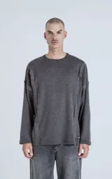 Sweater gris oscuro de corte recto, cuello redondo y mangas largas con detalle de costuras a los lados.