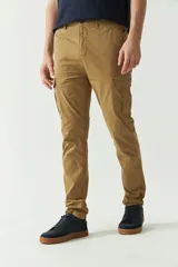 Pantalón cargo color tostado con logo de cuero, bolsillos cargo y cremallera.