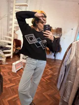 Sweater color crema de tejido de punto con cuello redondo y apliques geométricos metálicos bordados a mano en el frente.