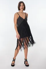 Vestido corto negro con escote en V, breteles finos y flecos en el ruedo.