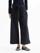 Pantalón culotte azul marino de tiro alto con lazo para atar en la cintura y bolsillos laterales.