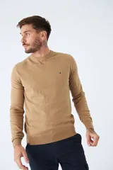Sweater de algodón con cashmere color beige, de corte clásico, con cuello redondo a la base, puños y dobladillo acanalados y logo bordado en el pecho.