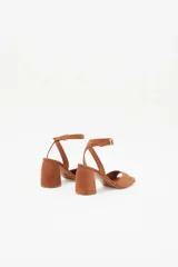 Sandalias de cuero gamuzado color marrón, con tira fina en el tobillo y tacón bloque bajo.