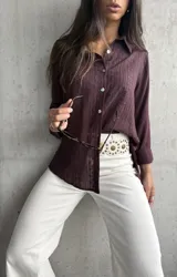 Camisa color bordó con diseño de broderie y detalles en la parte frontal, de manga larga y cierre con botones.