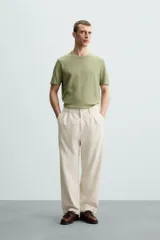 Camiseta verde oliva de punto, corte recto, con cuello redondo y mangas cortas.