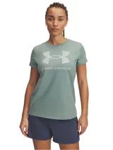 Remera deportiva Under Armour color verde con logo estampado en el pecho.