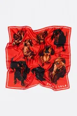 Pañuelo cuadrado color rojo con estampado de perros salchicha marrones y negros.