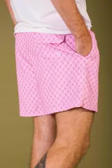 Short de baño rosado con estampado de flores pequeñas en blanco.