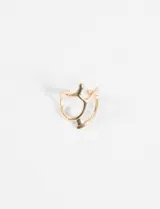 Anillo dorado de diseño abierto con líneas fluidas y un acabado brillante.