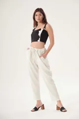 Top corto de cuero ovino con estampado de vaca en blanco y negro, con breteles anchos.
