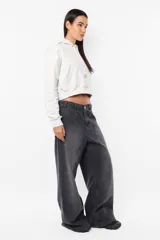 Buzo crop de frisa gamuzada color beige. Diseño con bolsillo canguro delantero, capucha con forrería interna, ojalillos metálicos de marca, cordón ajustable con punteras metálicas, puños y cintura en rib.