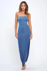 Vestido largo de fiesta azul con glitter, corte ajustado, escote strapless y abertura lateral en la falda.