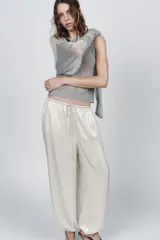 Pantalón bombacho plateado de tiro medio con cintura elástica ajustable con cordones y puños elásticos.